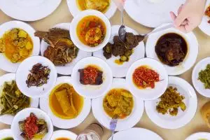 7 Makanan Padang legendaris wajib dicoba, termasuk rendang & teh talua
