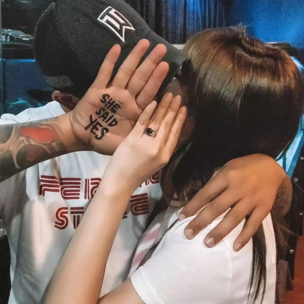 Potret romantis Angela Lee dan Alexander © 2020 brilio.net Potret romantis Angela Lee dan Alexander © 2020 brilio.net