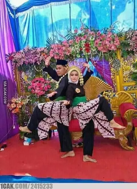 aksi nyeleneh di pelaminan Berbagai sumber aksi nyeleneh di pelaminan Berbagai sumber