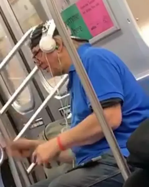 cara pakai earphone © Berbagai sumber