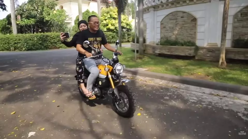 momen Sule Nathalie boncengan  © YouTube momen Sule Nathalie boncengan  © YouTube