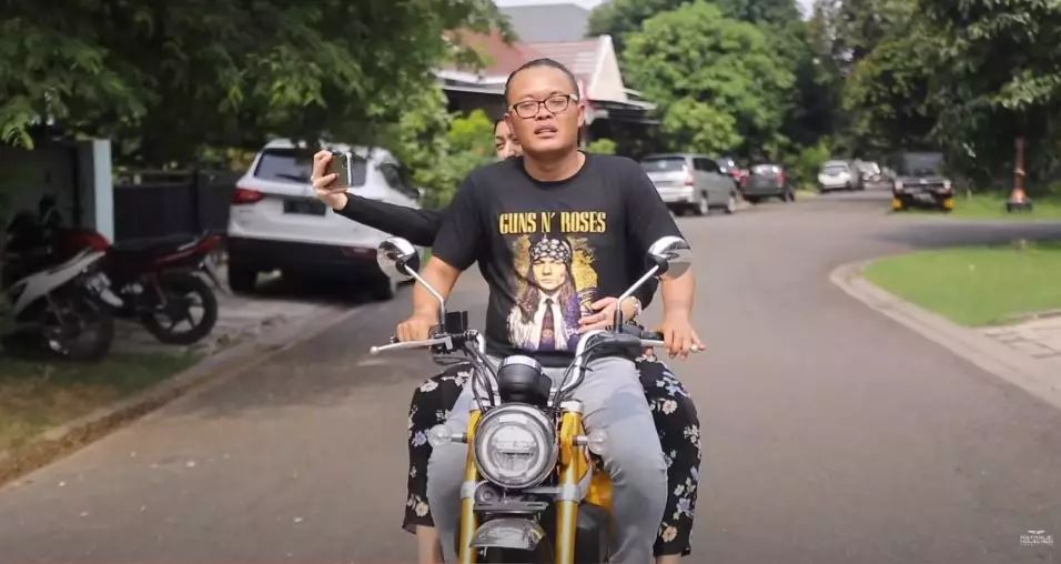 momen Sule Nathalie boncengan  © YouTube momen Sule Nathalie boncengan  © YouTube