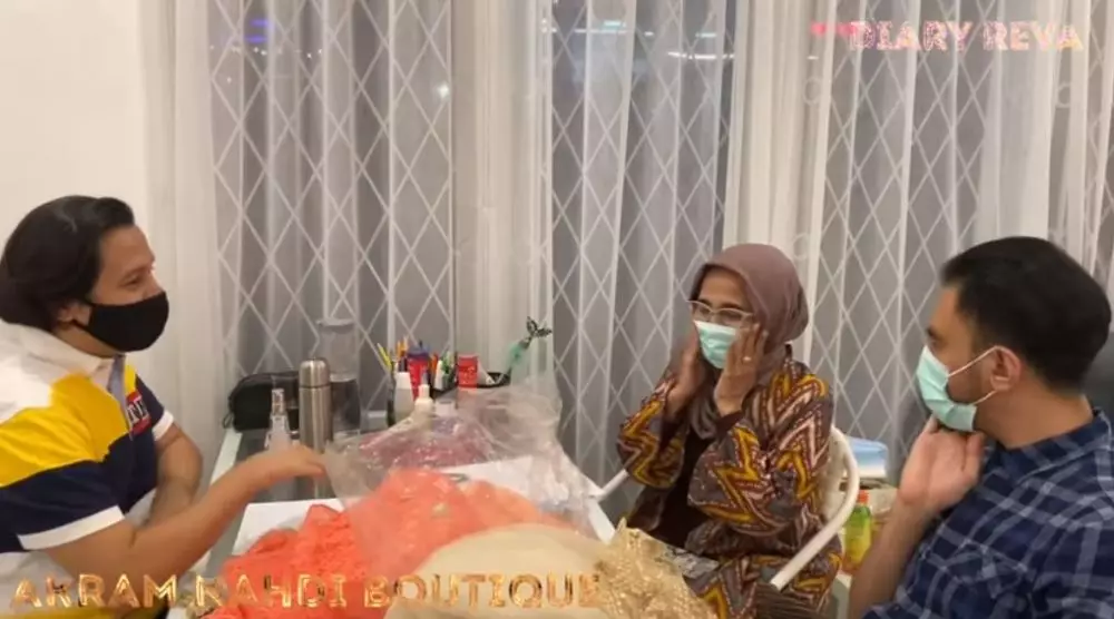 Reza DA fitting baju © Instagram Reza DA fitting baju © Instagram