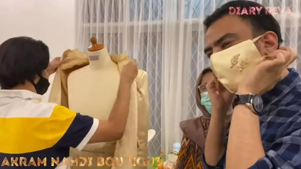 Reza DA fitting baju © Instagram Reza DA fitting baju © Instagram