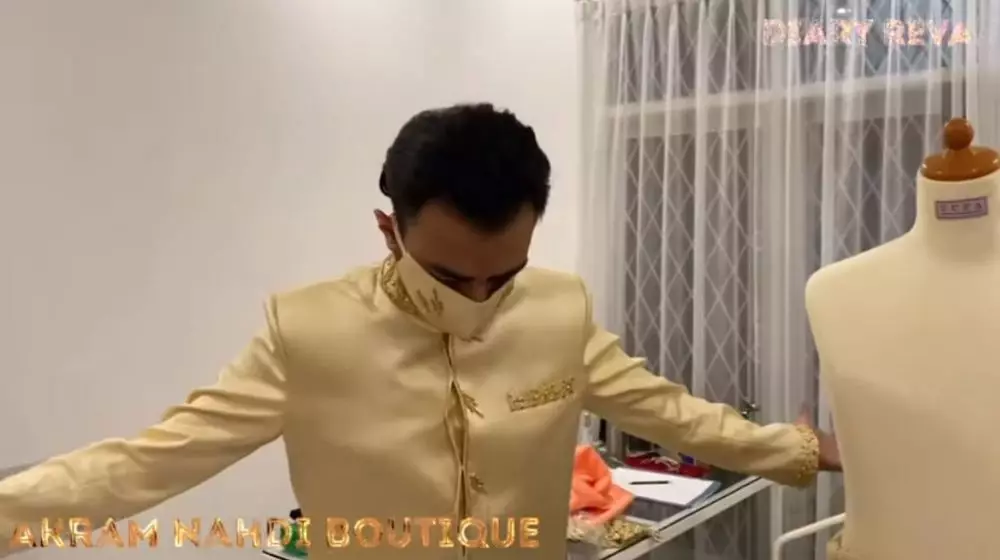 Reza DA fitting baju © Instagram Reza DA fitting baju © Instagram