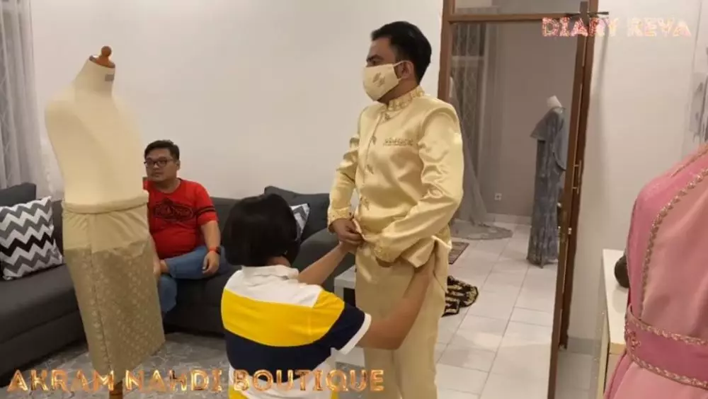 Reza DA fitting baju © Instagram Reza DA fitting baju © Instagram