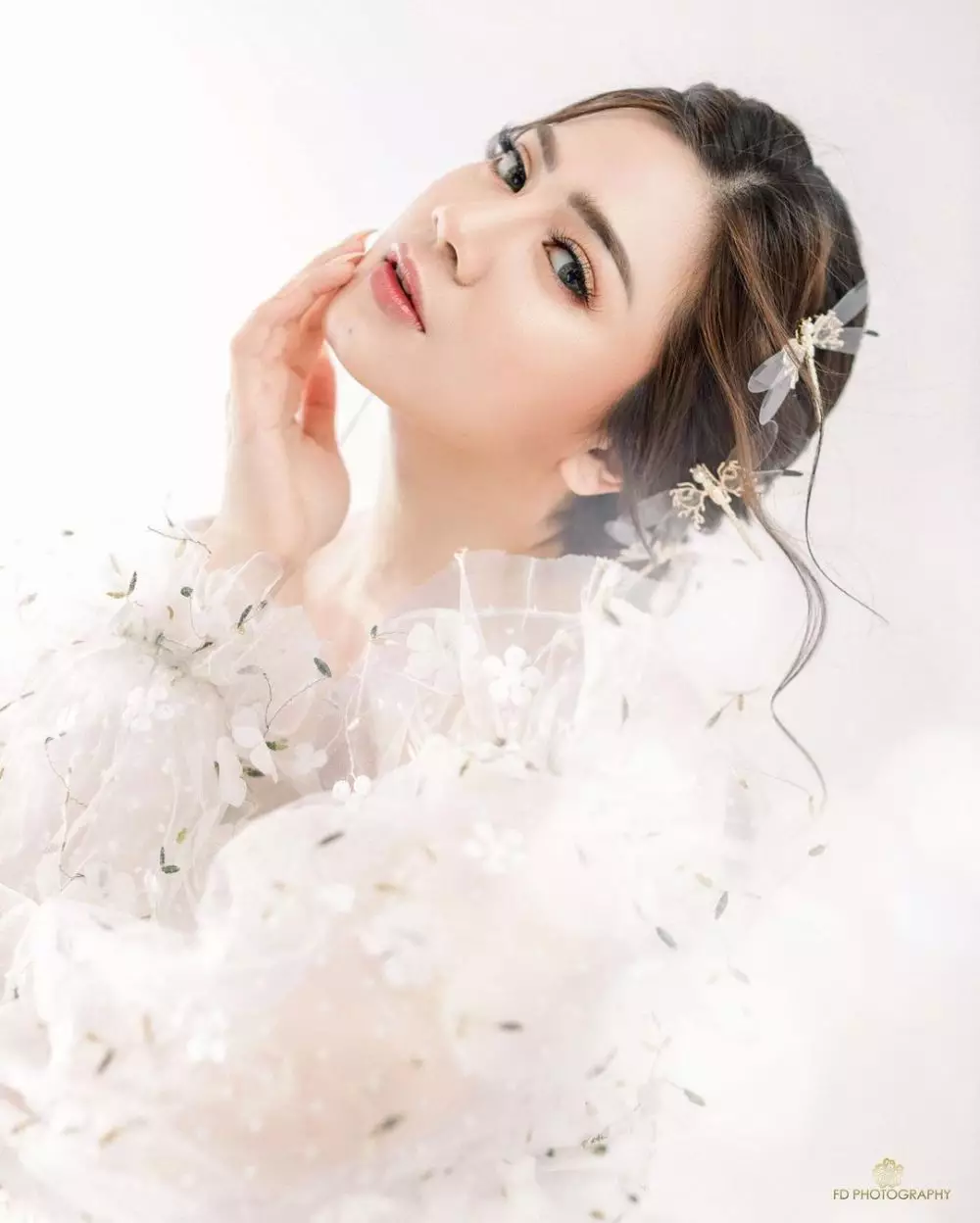 pemotretan 10 seleb berkonsep bak bidadari © 2020 brilio.net pemotretan 10 seleb berkonsep bak bidadari © 2020 brilio.net