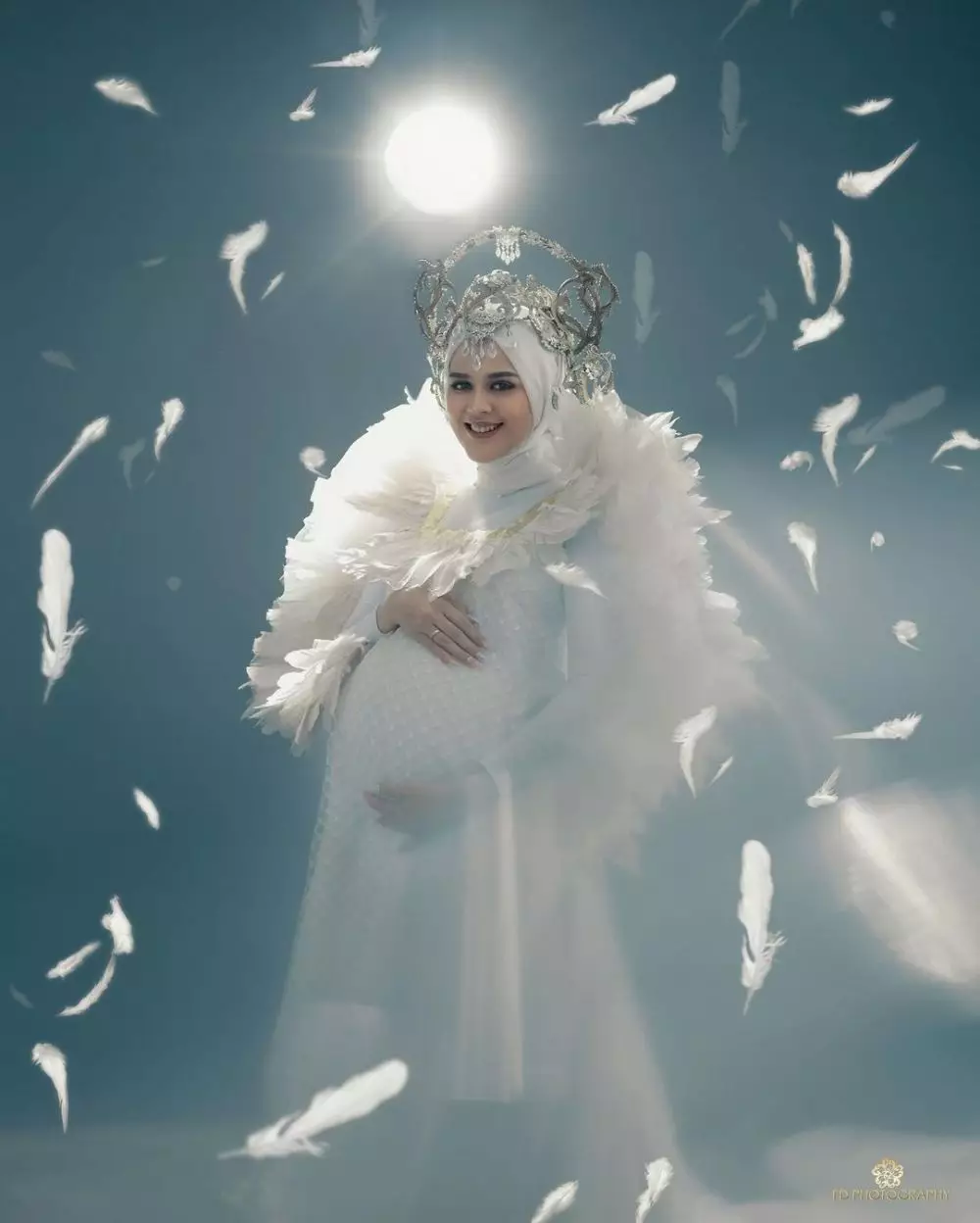 pemotretan 10 seleb berkonsep bak bidadari © 2020 brilio.net pemotretan 10 seleb berkonsep bak bidadari © 2020 brilio.net