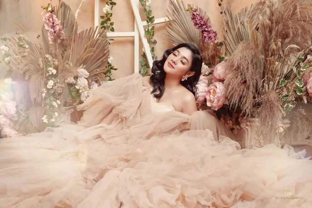 pemotretan 10 seleb berkonsep bak bidadari © 2020 brilio.net pemotretan 10 seleb berkonsep bak bidadari © 2020 brilio.net