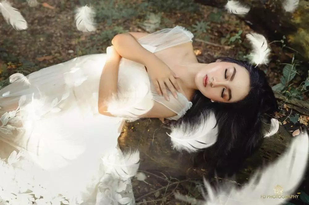 pemotretan 10 seleb berkonsep bak bidadari © 2020 brilio.net pemotretan 10 seleb berkonsep bak bidadari © 2020 brilio.net