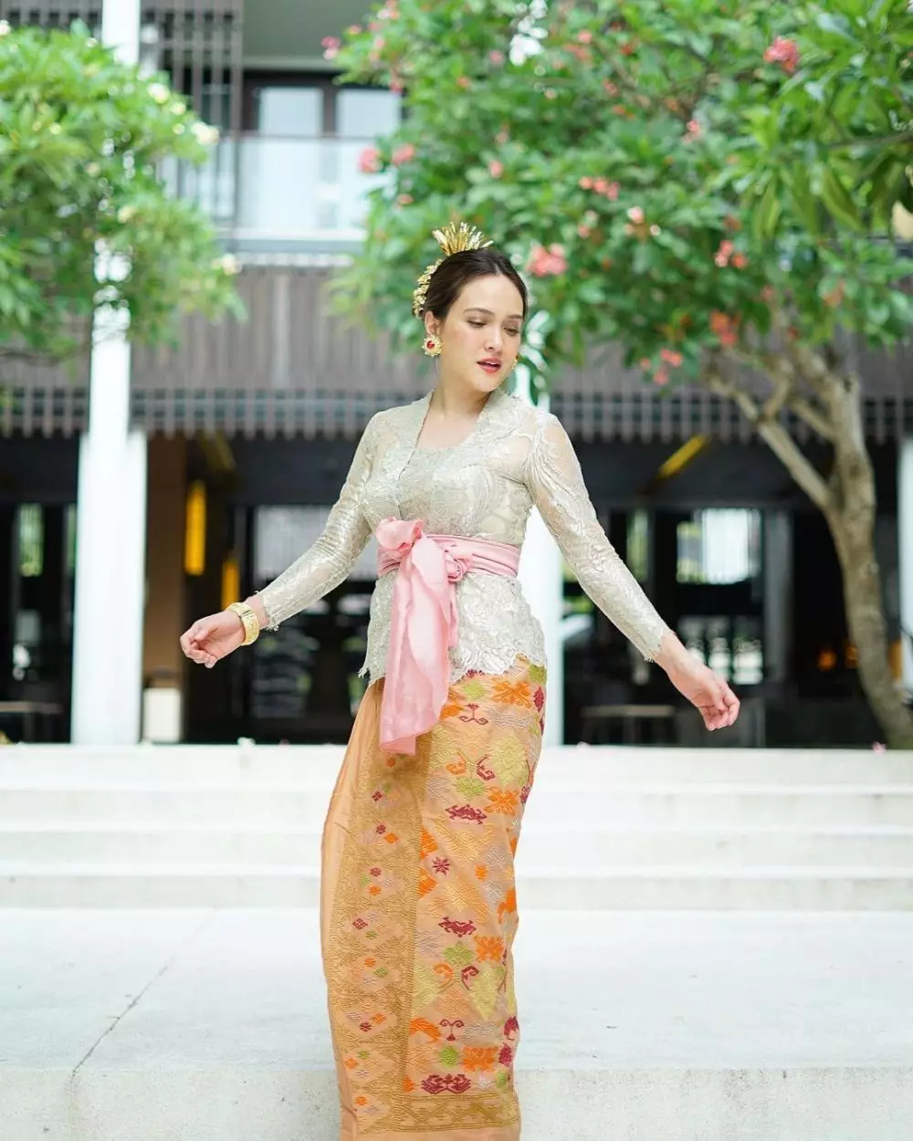 Shandy Aulia pakai kebaya Bali  © Instagram Shandy Aulia pakai kebaya Bali  © Instagram