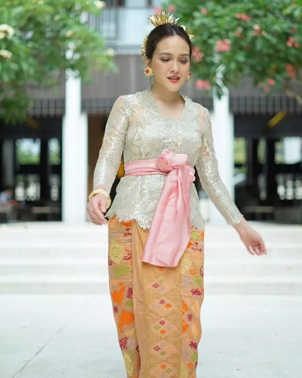 Shandy Aulia pakai kebaya Bali  © Instagram Shandy Aulia pakai kebaya Bali  © Instagram