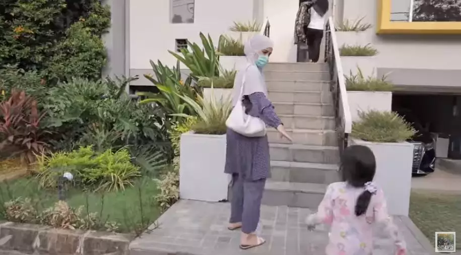 rumah sementara Zaskia Sungkar © YouTube