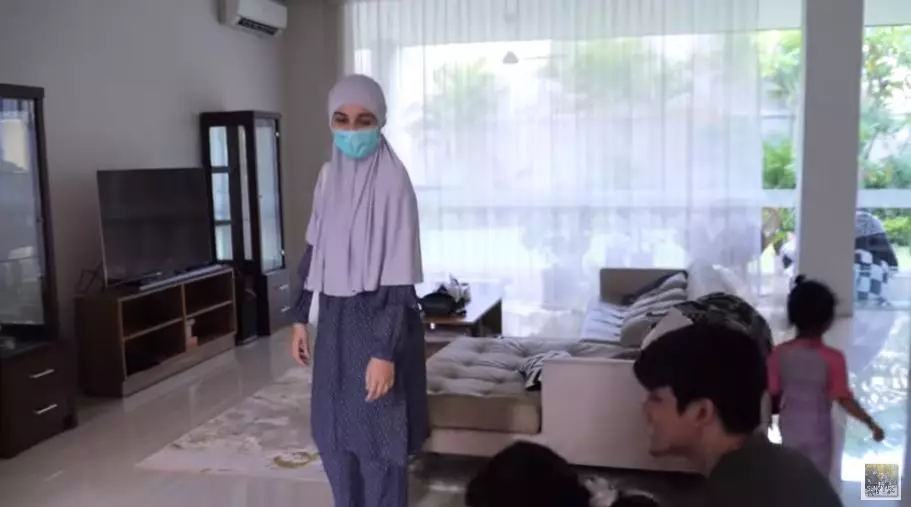 rumah sementara Zaskia Sungkar © YouTube