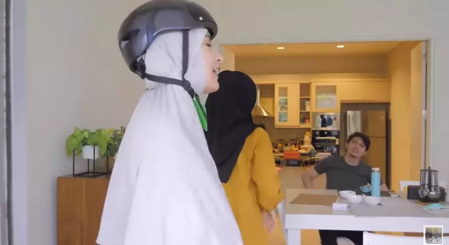 rumah sementara Zaskia Sungkar © YouTube