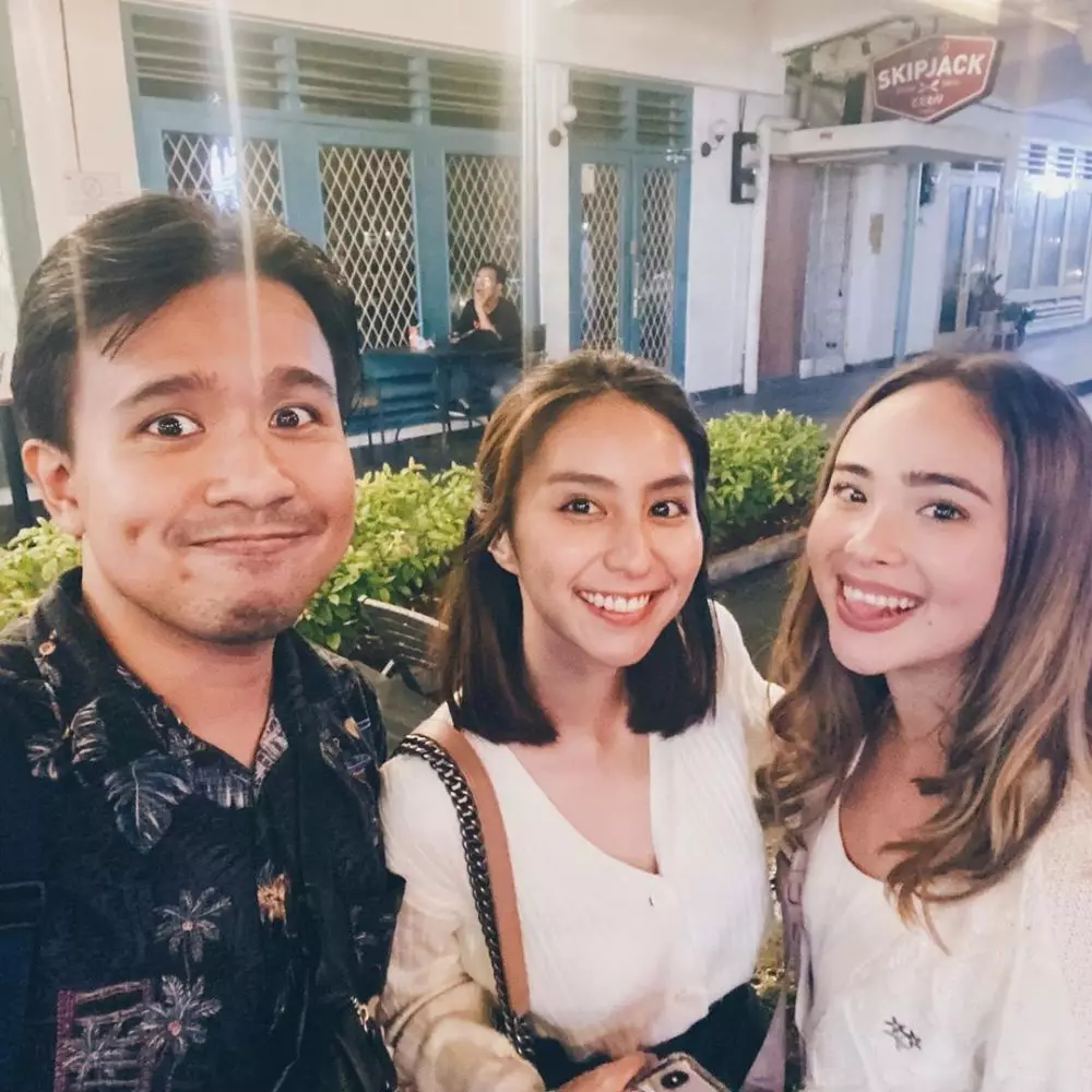 Potret Joshua bersama Clairine dan Pamela Bowie © 2020 brilio.net Potret Joshua bersama Clairine dan Pamela Bowie © 2020 brilio.net