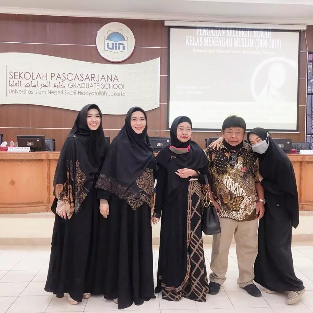 momen oki setiana dewi raih gelar doktor © Instagram momen oki setiana dewi raih gelar doktor © Instagram