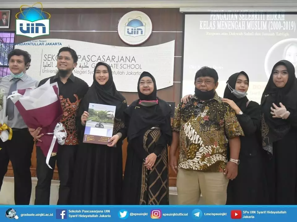 momen oki setiana dewi raih gelar doktor © Instagram momen oki setiana dewi raih gelar doktor © Instagram