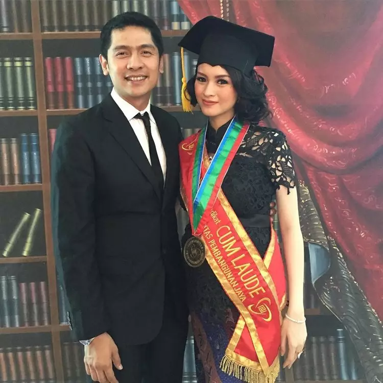 seleb wisuda saat hamil © berbagai sumber seleb wisuda saat hamil © berbagai sumber