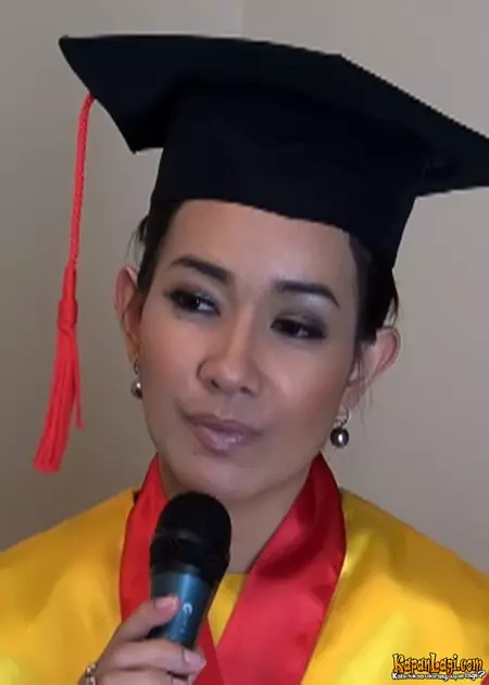 seleb wisuda saat hamil © berbagai sumber seleb wisuda saat hamil © berbagai sumber