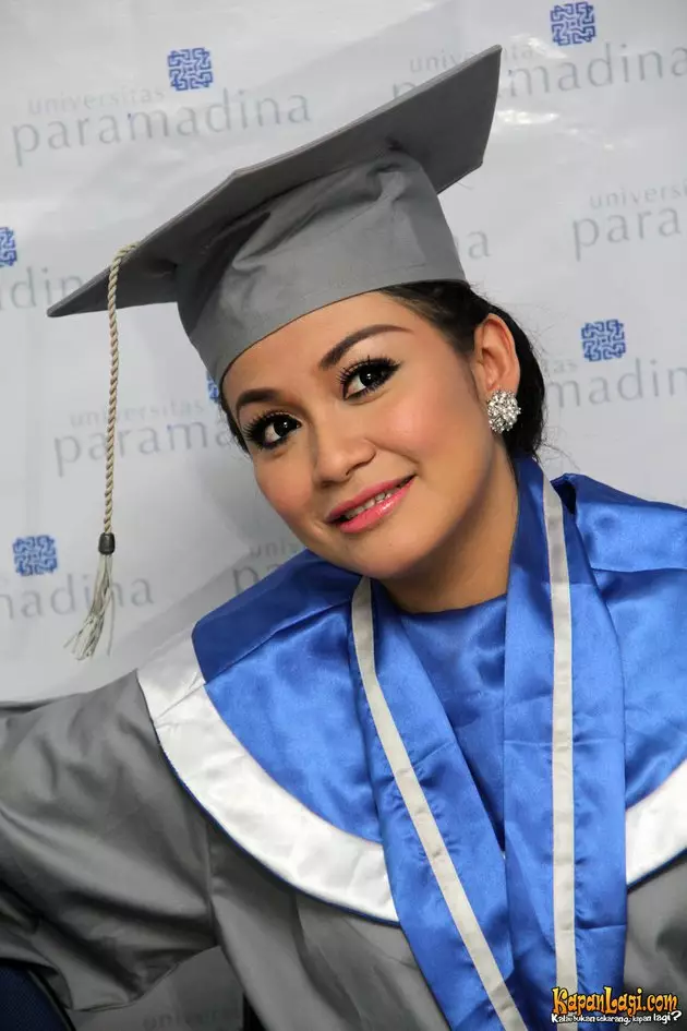 seleb wisuda saat hamil © berbagai sumber seleb wisuda saat hamil © berbagai sumber