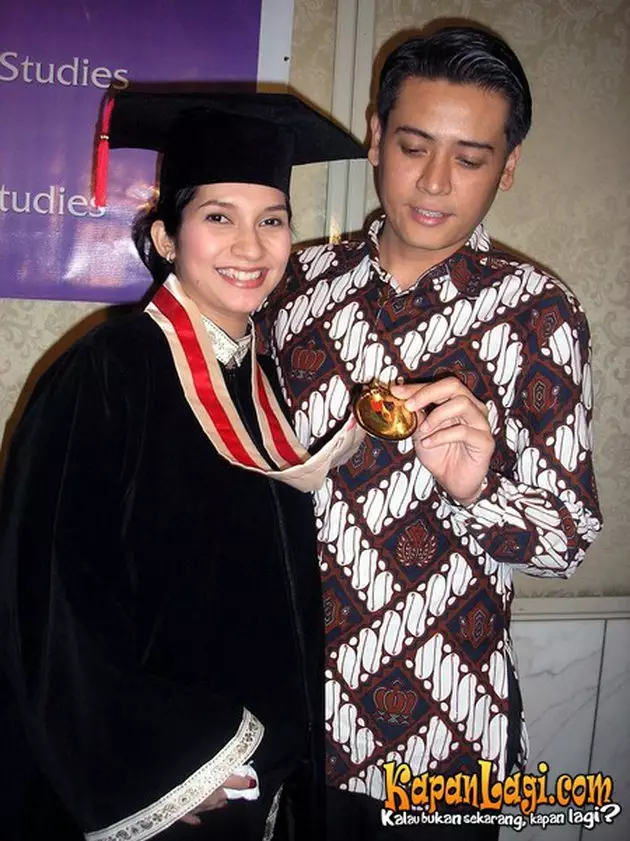 seleb wisuda saat hamil © berbagai sumber seleb wisuda saat hamil © berbagai sumber