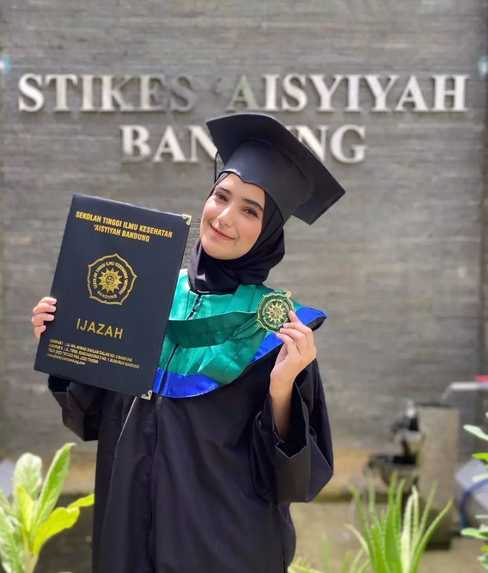 seleb wisuda saat hamil © berbagai sumber seleb wisuda saat hamil © berbagai sumber
