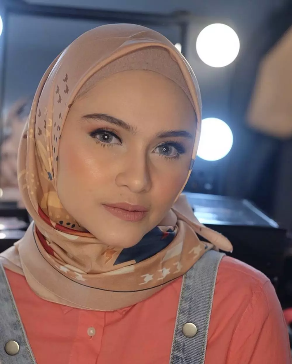 zee zee shahab pakai makeup tebal © Instagram