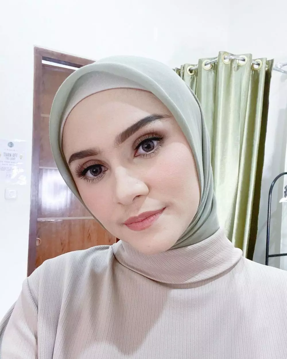 zee zee shahab pakai makeup tebal © Instagram
