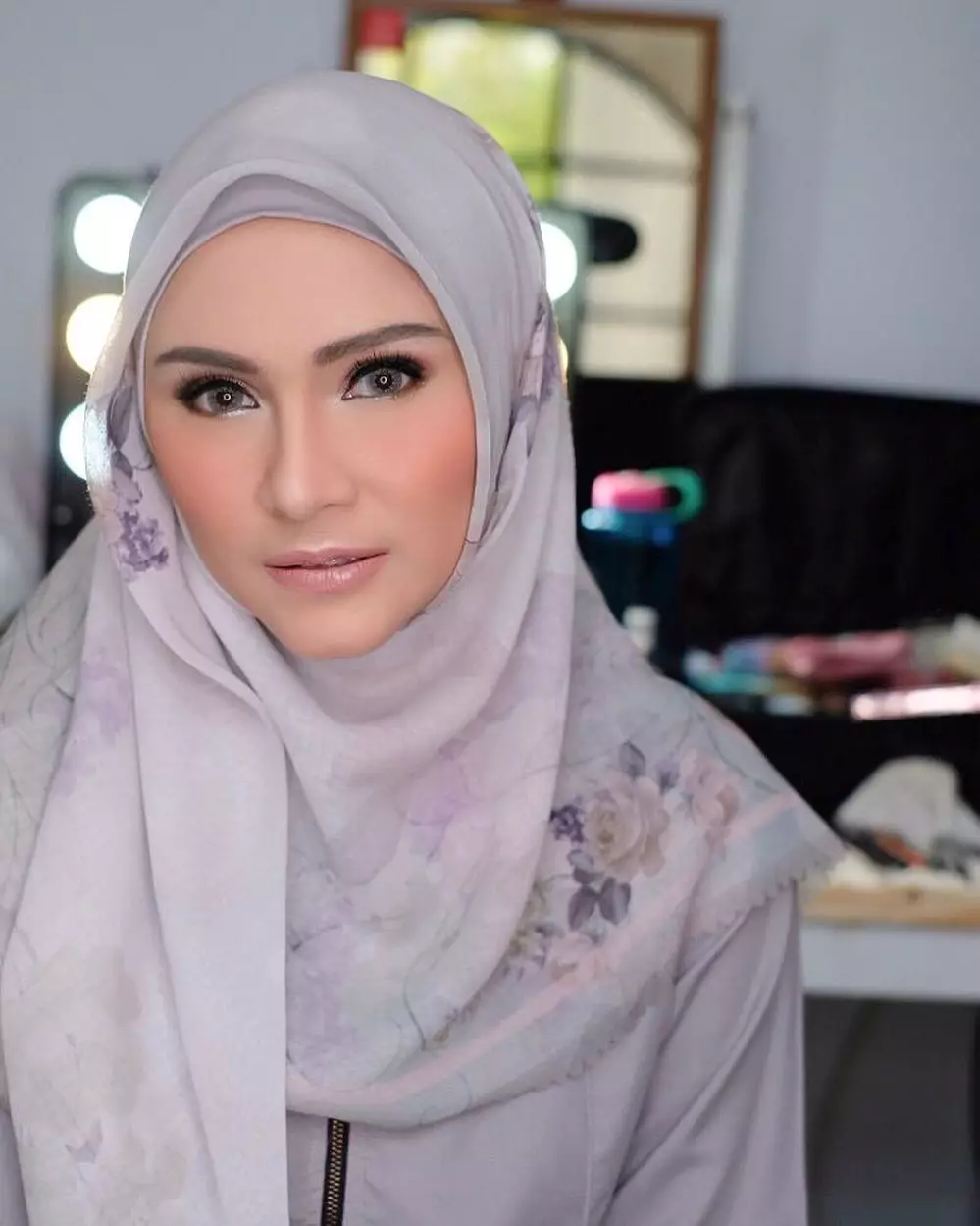 zee zee shahab pakai makeup tebal © Instagram