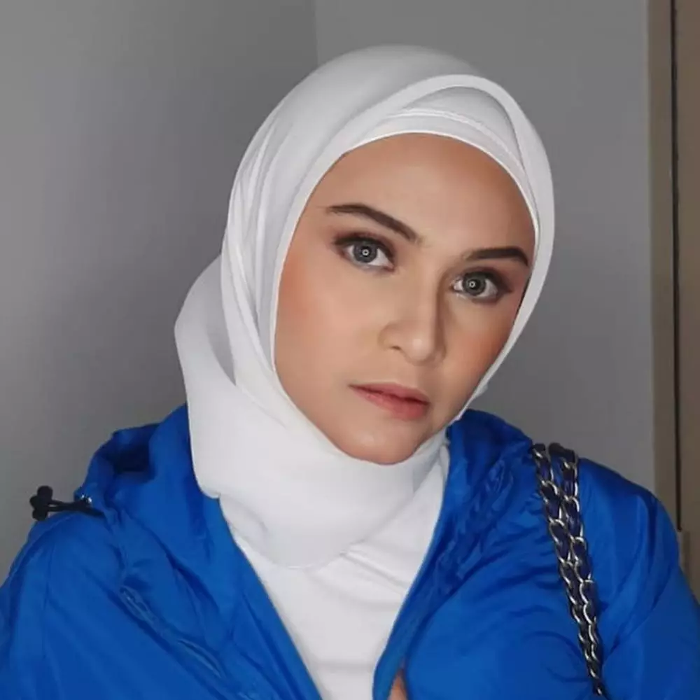 zee zee shahab pakai makeup tebal © Instagram