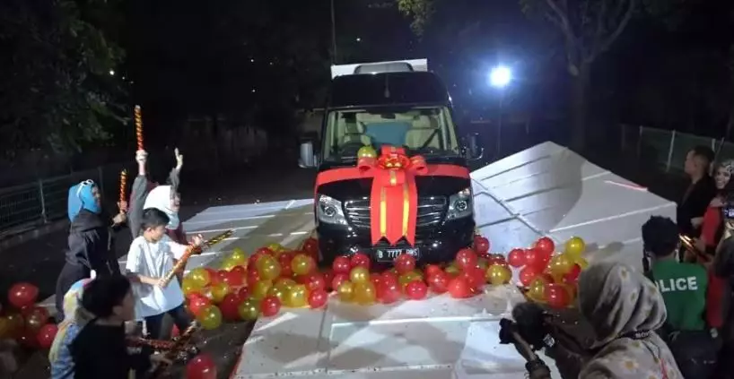 seleb hadiahi mobil untuk orangtua © berbagai sumber