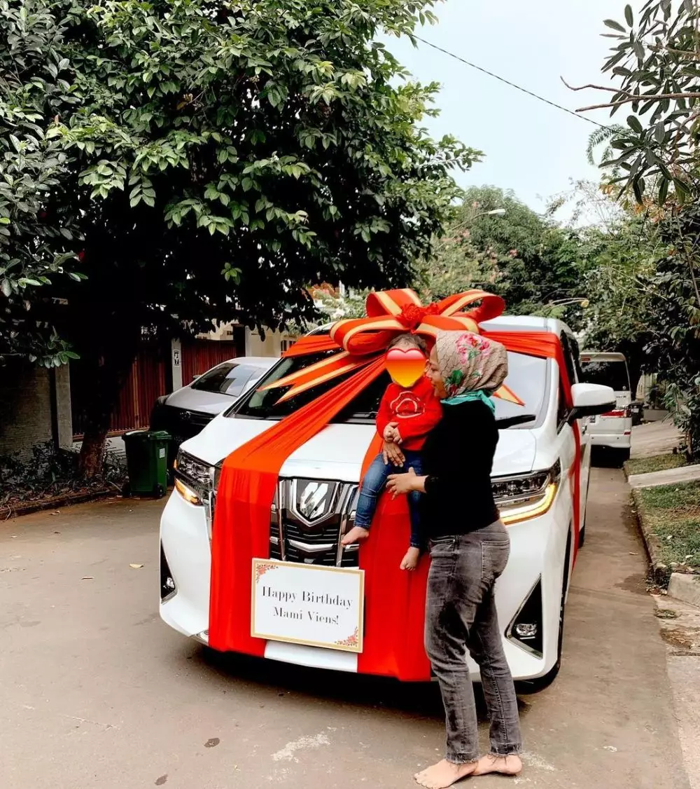 seleb hadiahi mobil untuk orangtua © berbagai sumber