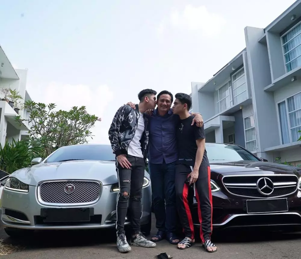seleb hadiahi mobil untuk orangtua © berbagai sumber