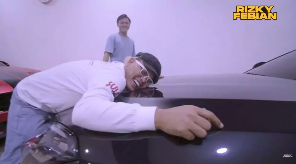 seleb hadiahi mobil untuk orangtua © berbagai sumber