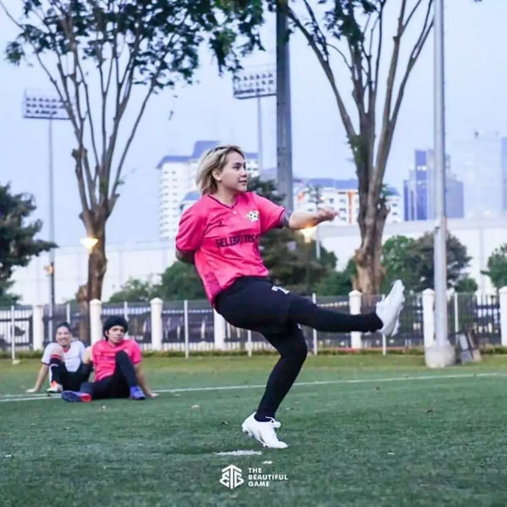 Evelyn Nada Anjani main sepakbola © Instagram