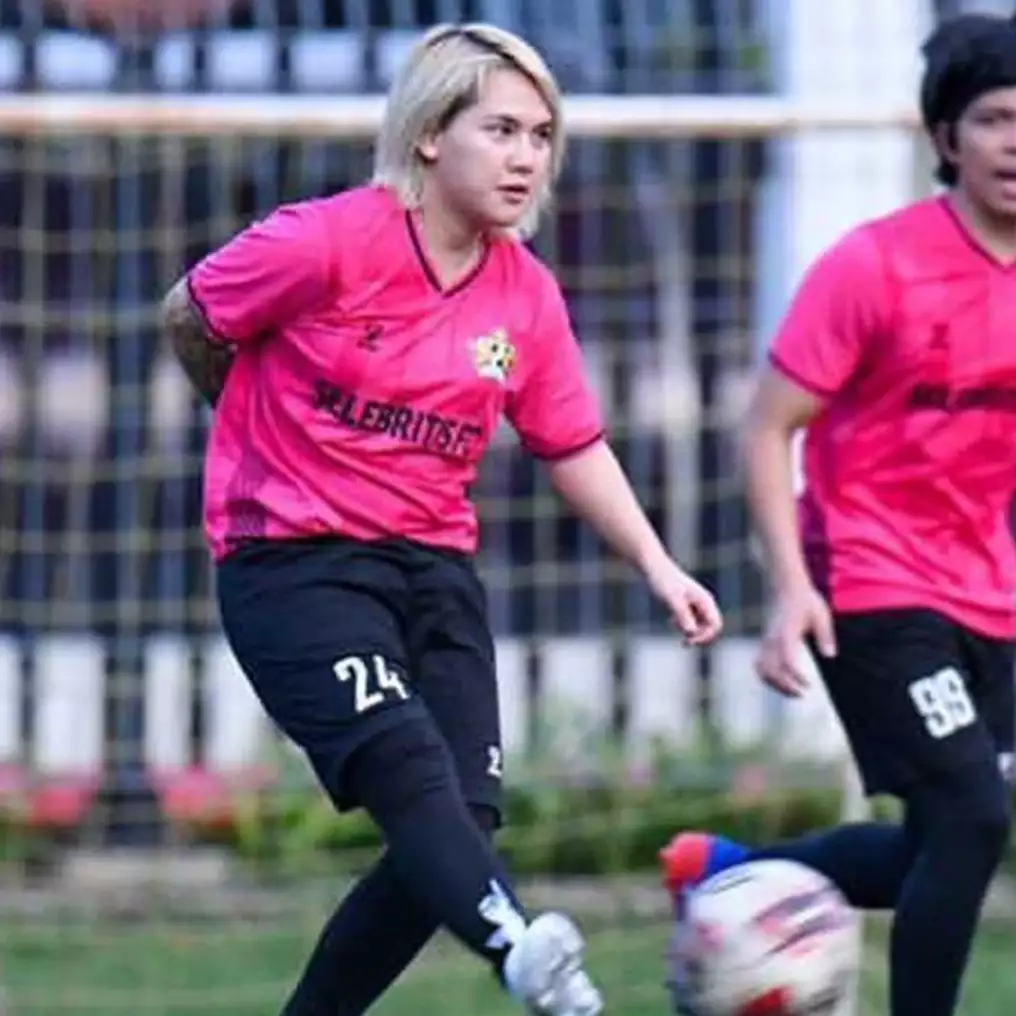 10 Aksi Evelyn Nada Anjani main sepak bola, bak atlet profesional
