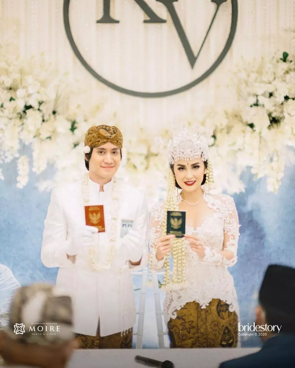 Pernikahan Kevin Aprilio dan Vicy berbagai sumber Pernikahan Kevin Aprilio dan Vicy berbagai sumber