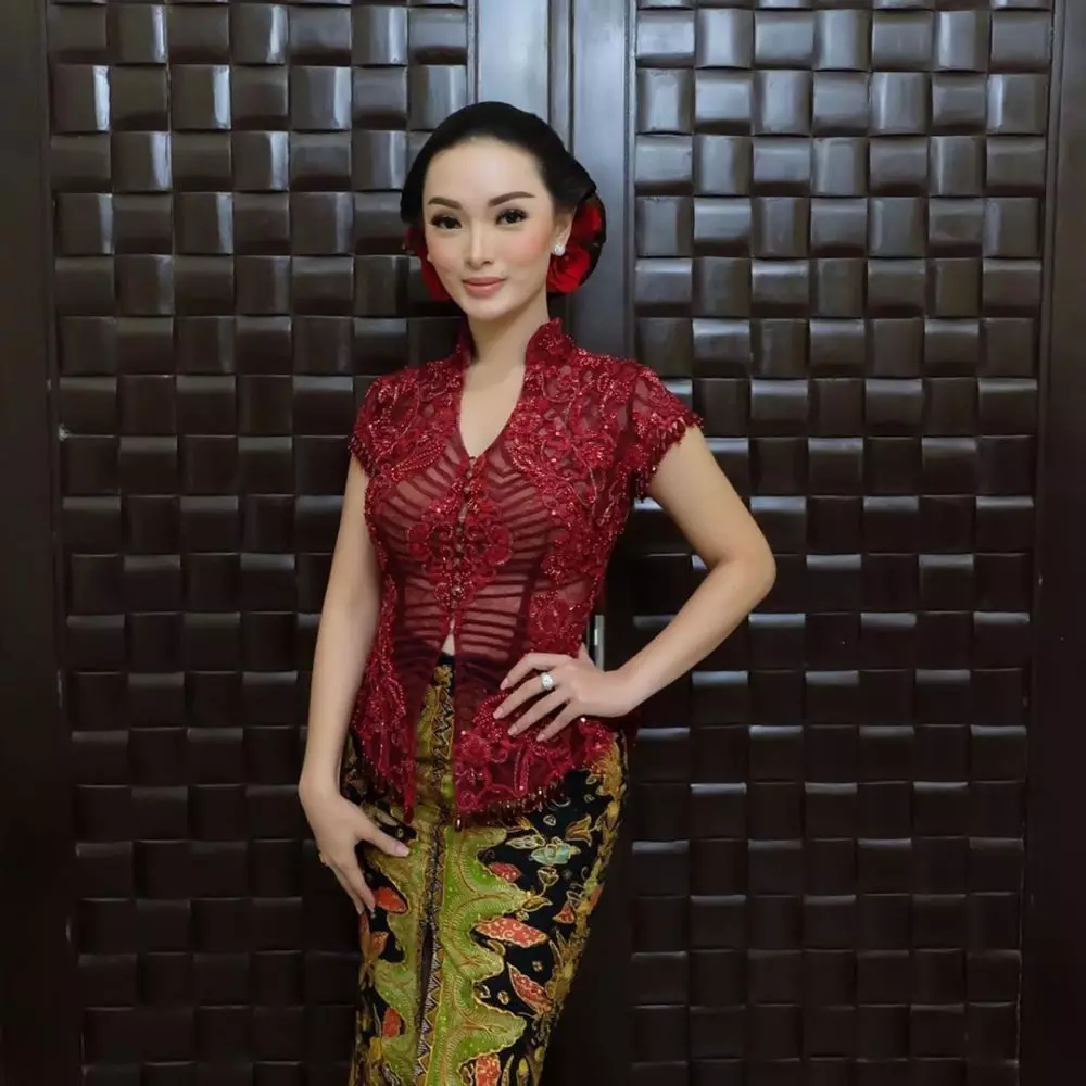 pedangdut dalam balutan kebaya Instagram