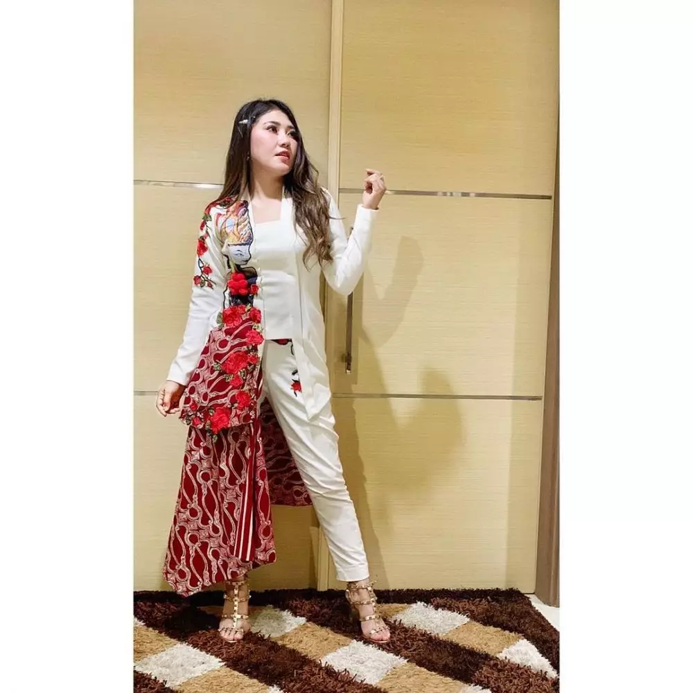 pedangdut dalam balutan kebaya Instagram