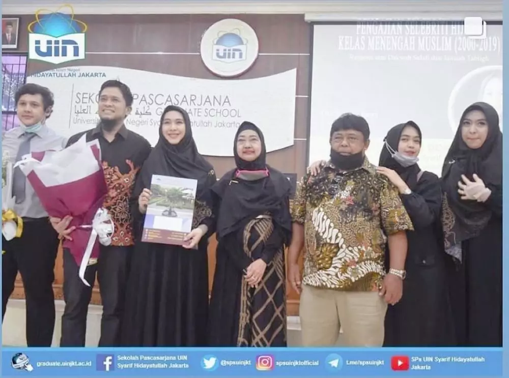 momen Oki Setiana Dewi raih gelar doktor Instagram momen Oki Setiana Dewi raih gelar doktor Instagram