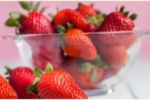 7 Manfaat stroberi untuk kecantikan, memudarkan kerutan di wajah