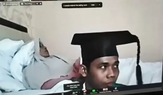 wisuda sambil nemenin mamah sakit Berbagai sumber wisuda sambil nemenin mamah sakit Berbagai sumber