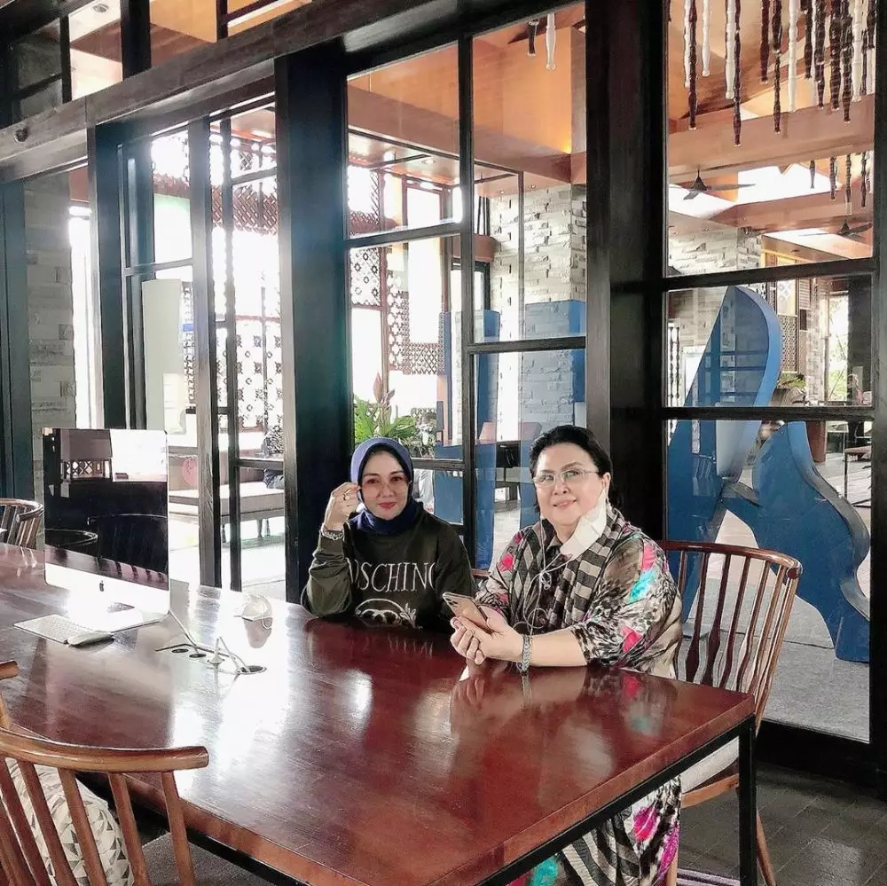 ibunda Nikita Willy dan besan Instagram ibunda Nikita Willy dan besan Instagram