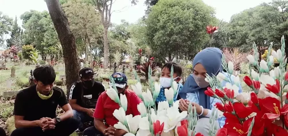 Putri Delina ketemu adik © YouTube Putri Delina ketemu adik © YouTube