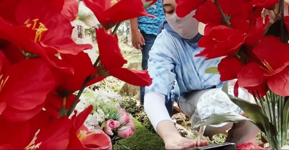 Putri Delina ketemu adik © YouTube Putri Delina ketemu adik © YouTube