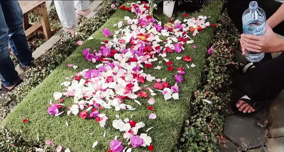 Putri Delina ketemu adik © YouTube Putri Delina ketemu adik © YouTube