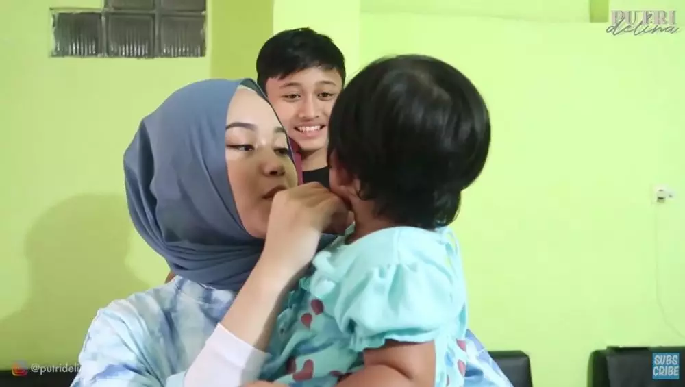 Putri Delina ketemu adik © YouTube Putri Delina ketemu adik © YouTube
