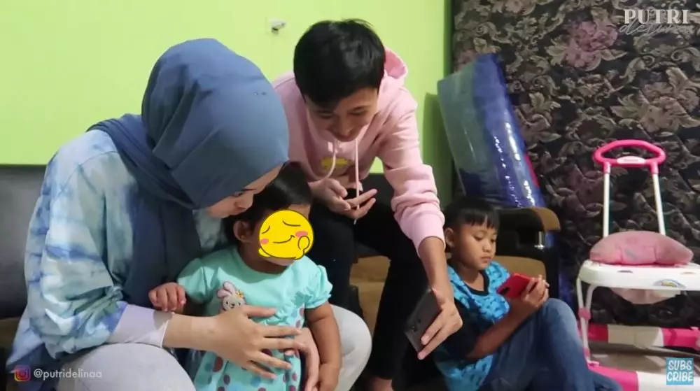 Putri Delina ketemu adik © YouTube Putri Delina ketemu adik © YouTube
