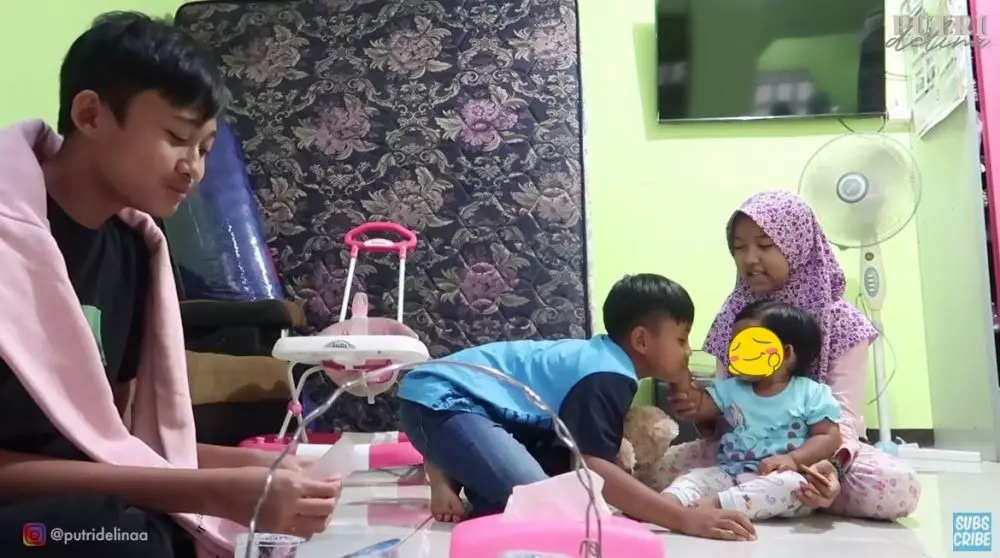 Putri Delina ketemu adik © YouTube Putri Delina ketemu adik © YouTube